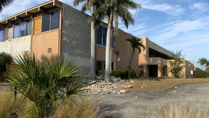 Bangunan Bekas Bank Terbengkalai di Cape Coral, Florida