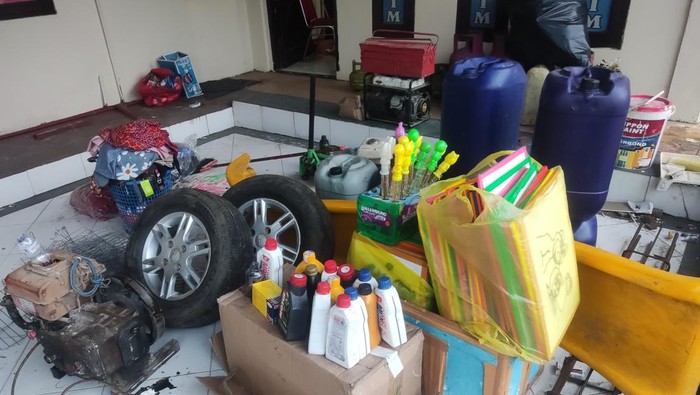 Barang-barang hasil curian yang diamankan Polres Kubar
