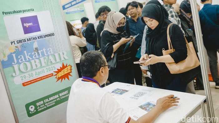 Sejumlah pencari kerja memadati GOR Cilandak, Jakarta, Selasa (29/4/2025). Pemprov DKI Jakarta melalui Dinas Tenaga Kerja, Transmigrasi dan Energi Provinsi DKI Jakarta kembali menyelenggarakan Jakarta Job Fair 2025.