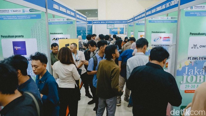 Sejumlah pencari kerja memadati GOR Cilandak, Jakarta, Selasa (29/4/2025). Pemprov DKI Jakarta melalui Dinas Tenaga Kerja, Transmigrasi dan Energi Provinsi DKI Jakarta kembali menyelenggarakan Jakarta Job Fair 2025.