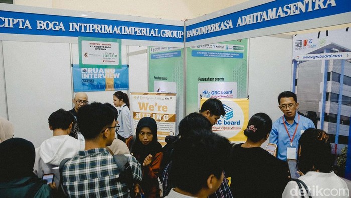 Sejumlah pencari kerja memadati GOR Cilandak, Jakarta, Selasa (29/4/2025). Pemprov DKI Jakarta melalui Dinas Tenaga Kerja, Transmigrasi dan Energi Provinsi DKI Jakarta kembali menyelenggarakan Jakarta Job Fair 2025.