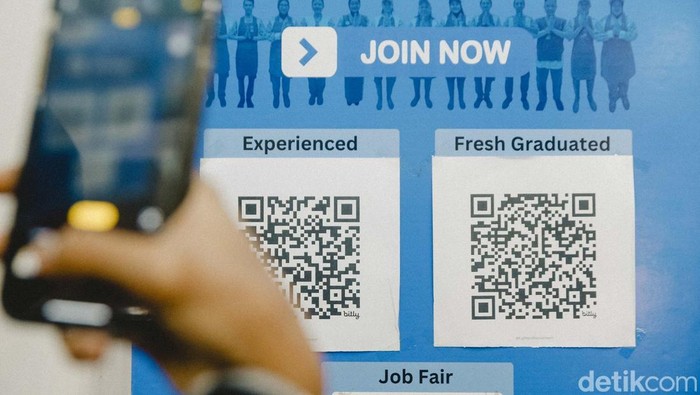 Sejumlah pencari kerja memadati GOR Cilandak, Jakarta, Selasa (29/4/2025). Pemprov DKI Jakarta melalui Dinas Tenaga Kerja, Transmigrasi dan Energi Provinsi DKI Jakarta kembali menyelenggarakan Jakarta Job Fair 2025.