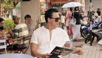 Indra Bruggman dikenal lewat perannya sebagai Bagus dalam film ‘Jinny Oh Jinny’. Selain di dunia hiburan, ia juga suka kulineran, termasuk minum kopi. Foto: Instagram @indrabruggman