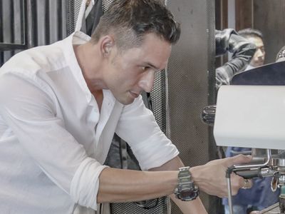 Begini Potret Indra Bruggman Saat Meracik hingga Minum Kopi