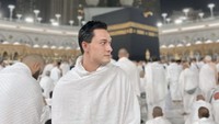 Belum lama ini pria 44 tahun itu pergi ke Tanah Suci untuk menjalankan ibadah umrah. Ia juga merasa bahagia karena doanya untuk membawa keluarga umrah terkabul. Foto: Instagram @indrabruggman