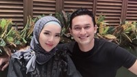 Pria yang masih lajang ini juga pernah terlihat berpose santai di sebuah kafe. Ia sedang menikmati minuman es kopi susu. Foto: Instagram @indrabruggman