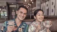 Belum lama ini pria yang habis umrah itu membagikan momen hang out bersama dr Sona. Mereka berada di sebuah kafe. Tampaknya  membicarakan tentang investasi dan bisnis. Foto: Instagram @indrabruggman