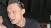 Selain kopi, kafenya ternyata punya menu lain. Ia mencicipi yamin asin yang dilengkapi berbagai macam topping. Foto: Instagram @indrabruggman