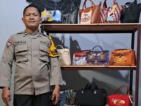 Bhabinkamtibmas Polsek Ngluwar, Polresta Magelang, Aiptu Sukirja merintis usaha pembuatan tas berbahan alami di rumahnya. Foto diunggah Selasa (29/4/2025).