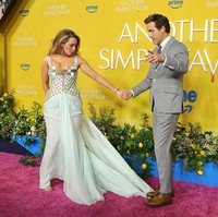 Momen red carpet diwarnai ‘insiden’ yang mengundang tawa. Ryan, yang saat itu terus berada di samping istrinya, beberapa kali tanpa sengaja menginjak bagian ekor gaun. Foto: Getty Images