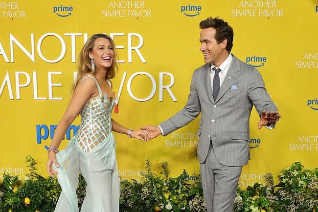 Dalam sebuah video yang diunggah Bustle, terlihat bintang film ‘Deadpool’ itu menginjak gaun sang istri, lalu buru-buru mengangkat kakinya sambil berkata, “Whoa,” dengan ekspresi terkejut ke arah kamera. Foto: Getty Images