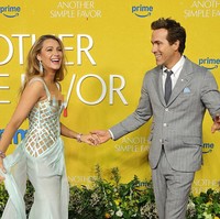 Dalam sebuah video yang diunggah Bustle, terlihat bintang film ‘Deadpool’ itu menginjak gaun sang istri, lalu buru-buru mengangkat kakinya sambil berkata, “Whoa,” dengan ekspresi terkejut ke arah kamera. Foto: Getty Images