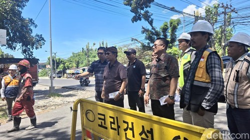 Bupati Badung, I Wayan Adi Arnawa, meninjau langsung pelaksanaan proyek pelebaran jalan di Jalan Teuku Umar Barat, Selasa (29/4/2025)(Fabiola Dianira).