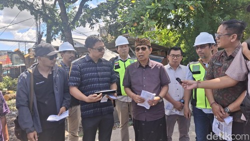 Bupati Badung, I Wayan Adi Arnawa, meninjau langsung pelaksanaan proyek pelebaran jalan di Jalan Teuku Umar Barat, Selasa (29/4/2025)(Fabiola Dianira).