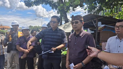 Bupati Badung, I Wayan Adi Arnawa, meninjau langsung pelaksanaan proyek pelebaran jalan di Jalan Teuku Umar Barat, Selasa (29/4/2025)(Fabiola Dianira).
