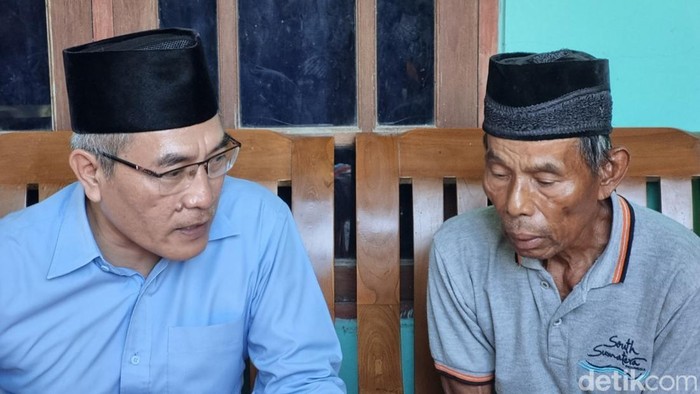 Bupati Bantul, Abdul Halim Muslih saat mendatangi Mbah Tupon di kediamannya, Ngentak, Bangunjiwo, Kasihan, Bantul, Selasa (29/4/2025).
