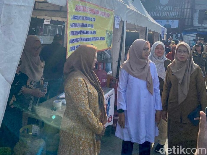 Bupati Banyuwangi Ipuk Fiestiandani saat memantau operasi pasar murah