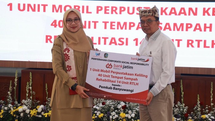 Bupati Banyuwangi saat memberikan sambutan pada acara penyerahan simbolis CSR Bank Jatim.