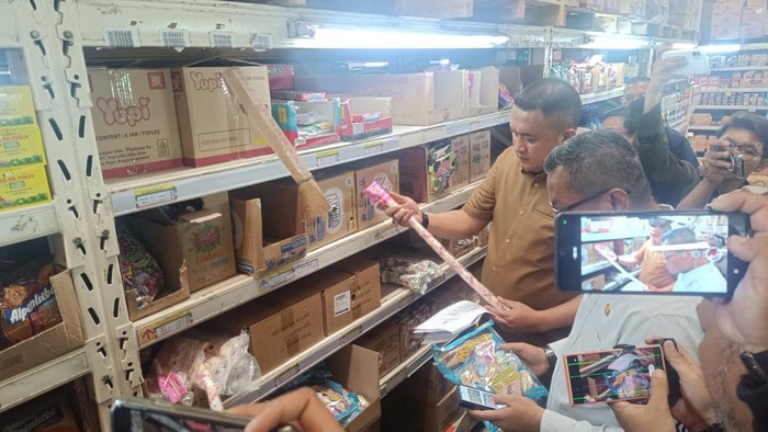 Bupati Bogor Rudy Susmanto menggelar sidak ke supermarket untuk memastikan produk mengandung babi bersertifikat halal tak beredar di wilayahnya.