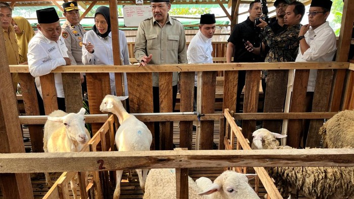Bupati Mojokerto dan Ketua Baznas RI meluncurkan program balai ternak