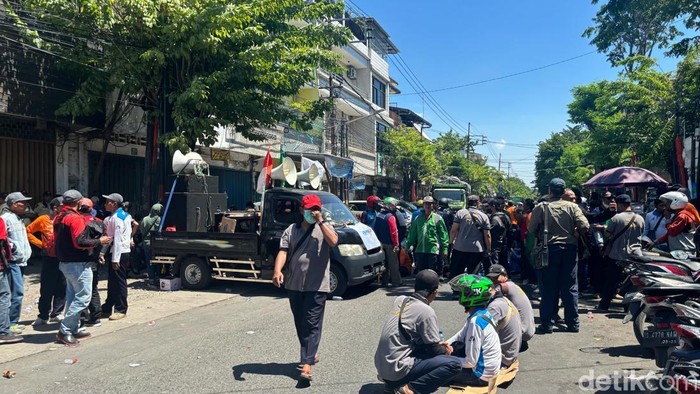 Buruh Blokir Kawasan Simokerto Surabaya, Arus Lalin Dialihkan