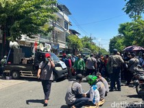 Puluhan Buruh Blokir Kawasan Simokerto Surabaya, Lalin Dialihkan