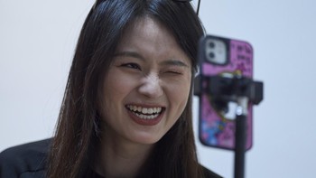 Tian Xin memandu siaran langsung dari Hangzhou untuk mempertemukan pasangan, menjadikan media sosial Xiaohongshu sebagai platform pencarian jodoh digital. AP/Ng Han Guan