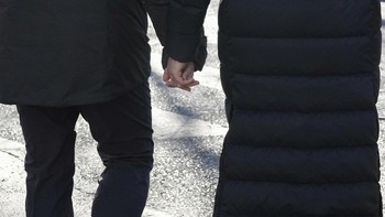 Profesi mak comblang daring seperti yang dijalani Tian Xin mencerminkan pergeseran budaya dalam menjalin hubungan di era digital, memadukan teknologi dan pendekatan tradisional. AP/Aaron Favila