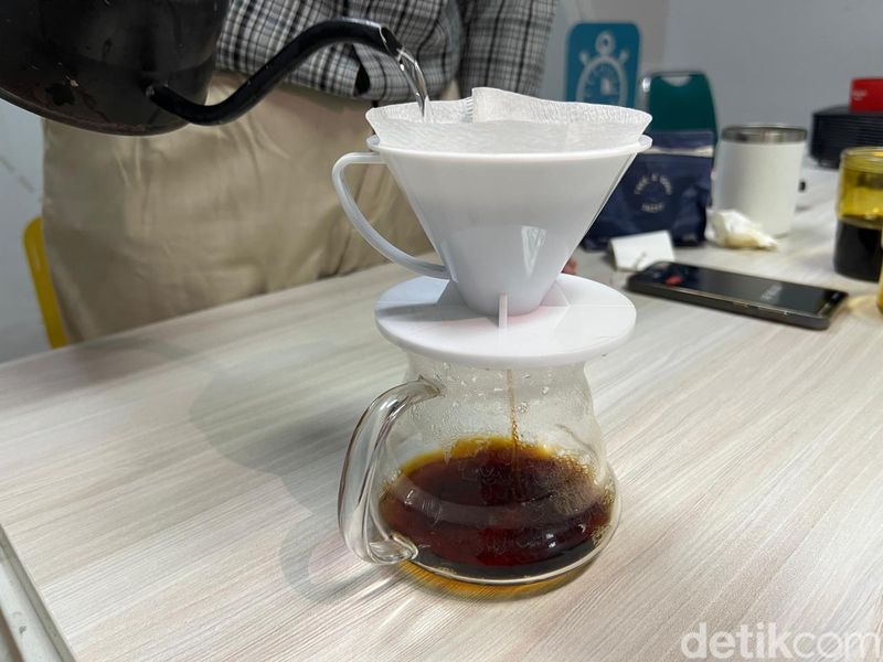 Dripper V60 vs Corong Kuning, Mana yang Hasilnya Lebih Enak?