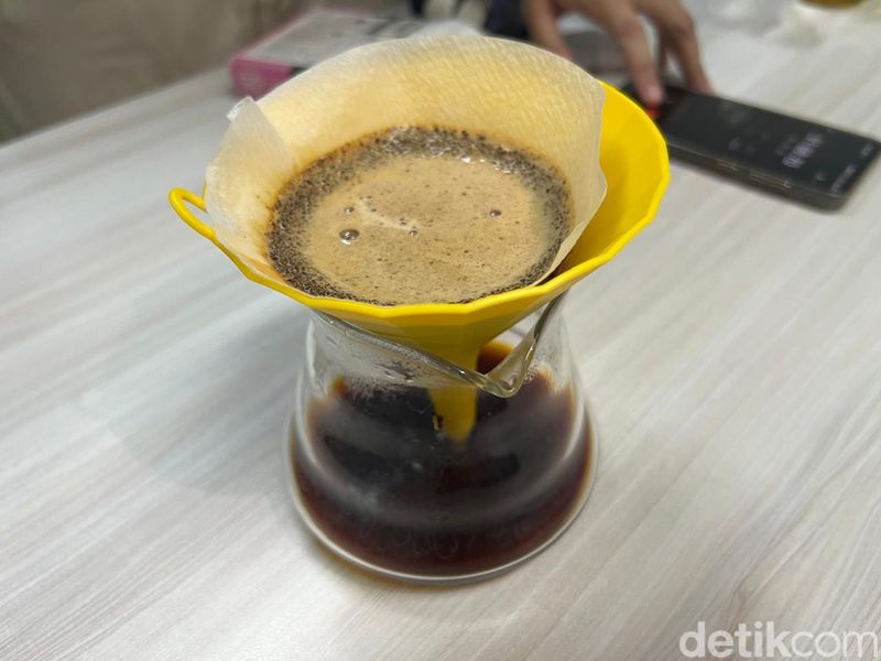 Dripper V60 vs Corong Kuning, Mana yang Hasilnya Lebih Enak?