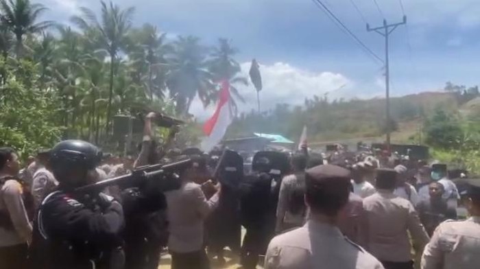 Demo warga di Halmahera Timur ricuh.