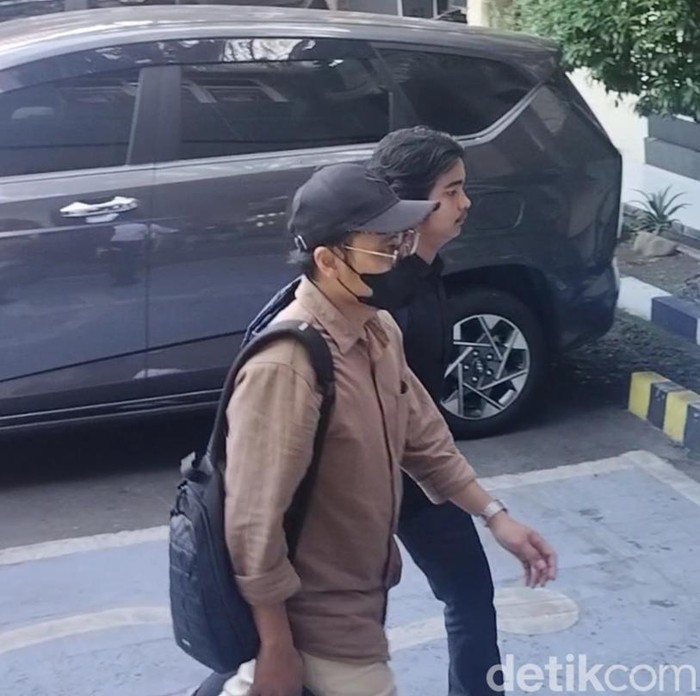 Dokter YA (baju coklat bertopi hitam) saat datangi panggilan penyidik