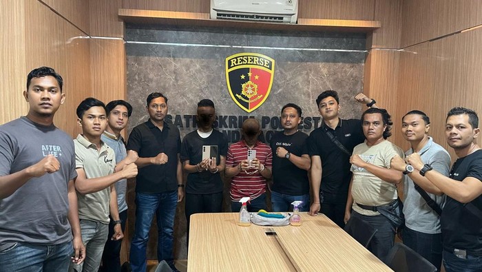 Dua taruna sekolah pelayaran di Aceh Besar, Aceh ditangkap karena diduga mencuri dua ponsel di sebuah toko di Banda Aceh. (Dok. Polresta Banda Aceh)