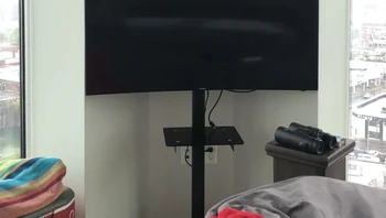 TV lengkungnya muat dengan sempurna di pojokan. Foto: Reddit Jesseb1988 via BrightSide