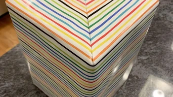 Membungkus kado dengan keterampilan dan kerapihan ekstra. Foto: via BrightSide