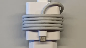 Cara merapikan charger agar kabelnya tetap rapi. Foto: Reddit RobinDschafft via BrightSide