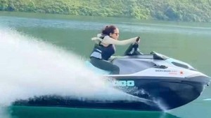 Fuji menjajal jetski saat berada di Danau Toba. Foto: Instagram Fuji