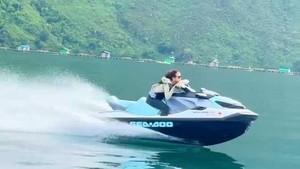 Fuji tampak cukup percaya diri saat berada di atas jetski. Foto: Instagram Fuji