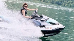 Bak atlet profesional, Fuji melaju kencang dengan jetski. Foto: Instagram Fuji