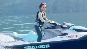 Tak lupa, life vest hitam dikenakan Fuji untuk keselamatan. Foto: Instagram Fuji