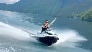 Fuji tampak cukup enjoy mengendarai jetski. Nyetir dengan satu tangan pun tak masalah. Foto: Instagram Fuji