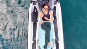 Fuji berbaring di atas jetski dan mengabadikan momen itu menggunakan drone. Foto: Instagram Fuji