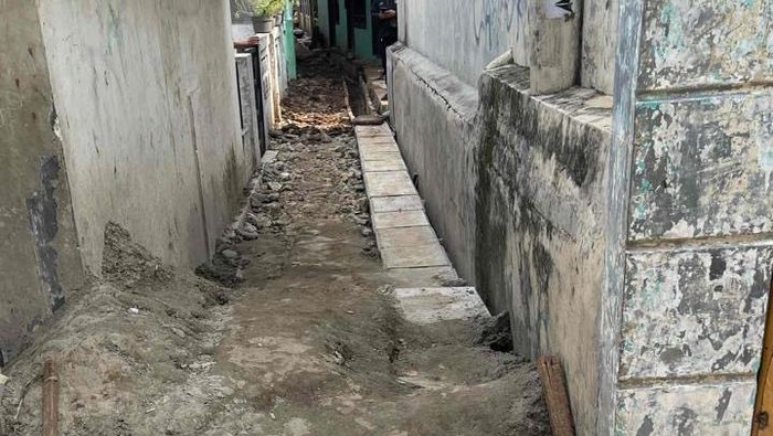 Gorong-gorong di Depok dikeluhkan warga karena lebih tinggi dari jalan. (Dok. ist)