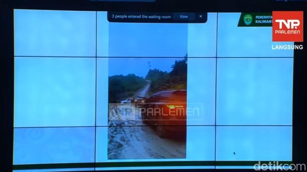 Gubernur Kaltim, Rudy Mas'ud, menampilkan kondisi infrastruktur jalan di wilayahnya yang memprihatinkan dalam rapat bersama Komisi II DPR RI. (Dwi R/detikcom)