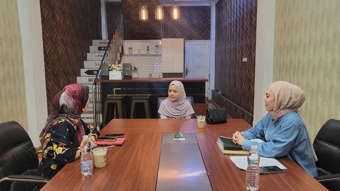 Gusti didampingi kuasa hukum saat memberikan keterangan ke aktivis perempuan.