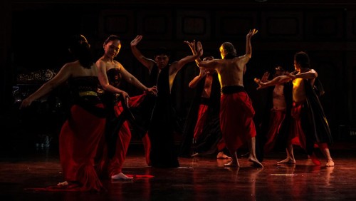 Sejumlah penari membawakan Tari Ramayana Kontemporer X Bulan Noverina dalam pentas 24 Jam Menari di Institut Seni Indonesia (ISI) Surakarta, Solo, Jawa Tengah, Selasa (29/4/2025). Pentas bertema Land of 1000 Kingdoms itu digelar untuk merayakan Hari Tari Dunia yang melibatkan ribuan penari dari 89 tim penyaji di Indonesia maupun mancanegara serta 7 penari dan 2 musisi akan tampil selama 24 jam non stop. ANTARAFOTO/Maulana Surya/foc.