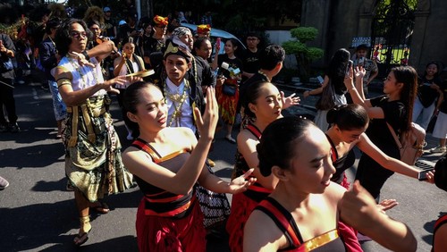 Sejumlah penari membawakan Tari Ramayana Kontemporer X Bulan Noverina dalam pentas 24 Jam Menari di Institut Seni Indonesia (ISI) Surakarta, Solo, Jawa Tengah, Selasa (29/4/2025). Pentas bertema Land of 1000 Kingdoms itu digelar untuk merayakan Hari Tari Dunia yang melibatkan ribuan penari dari 89 tim penyaji di Indonesia maupun mancanegara serta 7 penari dan 2 musisi akan tampil selama 24 jam non stop. ANTARAFOTO/Maulana Surya/foc.