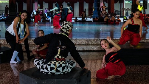 Sejumlah penari membawakan Tari Ramayana Kontemporer X Bulan Noverina dalam pentas 24 Jam Menari di Institut Seni Indonesia (ISI) Surakarta, Solo, Jawa Tengah, Selasa (29/4/2025). Pentas bertema Land of 1000 Kingdoms itu digelar untuk merayakan Hari Tari Dunia yang melibatkan ribuan penari dari 89 tim penyaji di Indonesia maupun mancanegara serta 7 penari dan 2 musisi akan tampil selama 24 jam non stop. ANTARAFOTO/Maulana Surya/foc.