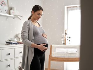 Benarkah Ibu Hamil Minum Air Kelapa Bikin Kulit Bayi Putih?