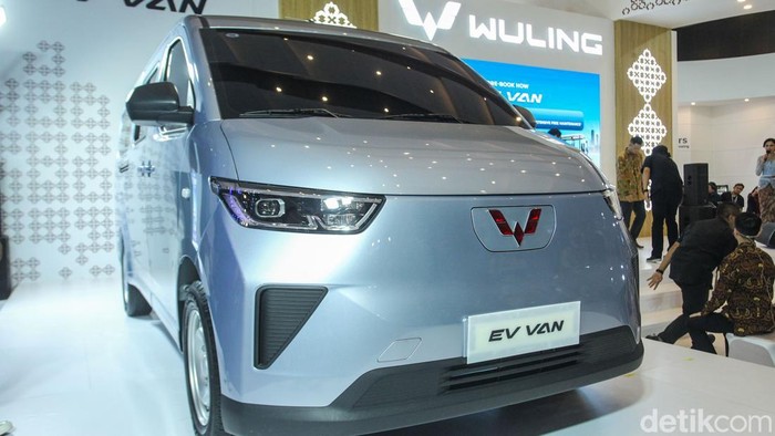 Ini Wajah Wuling EV Van, Kuat Tempuh 400 Km Wuling Motors resmi mengenalkan Wuling EV Van di pameran Periklindo Electric Vehicle Show atau PEVS 2025. Kendaraan komersial listrik tersebut menjadi produk EV keempat pabrikan yang dikenalkan di Indonesia, Selasa (29/4/2025).